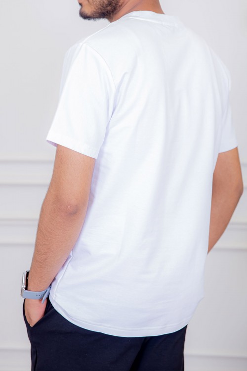 تيشيرت رجالي لون أبيض مزين بكتابات و رسومات ملونة من الأمام