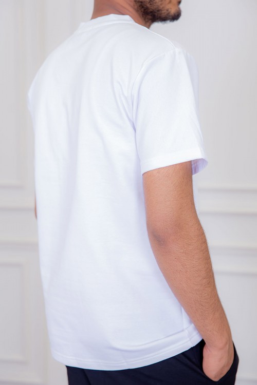 تيشيرت رجالي لون أبيض مزين بكتابات و رسومات ملونة من الأمام