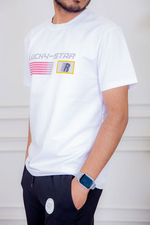 تيشيرت رجالي لون أبيض مزين بكتابات و رسومات ملونة من الأمام