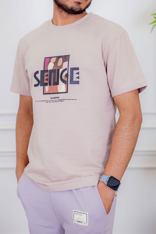 تيشيرت رجالي لون بيج مزين بكتابات و رسومات ملونة من الأمام