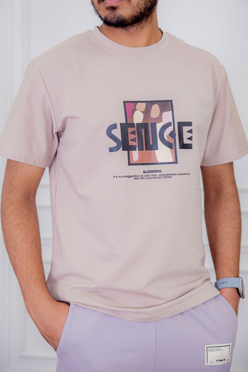 تيشيرت رجالي لون بيج مزين بكتابات و رسومات ملونة من الأمام