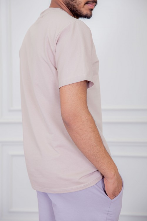 تيشيرت رجالي لون بيج مزين بكتابات و رسومات ملونة من الأمام