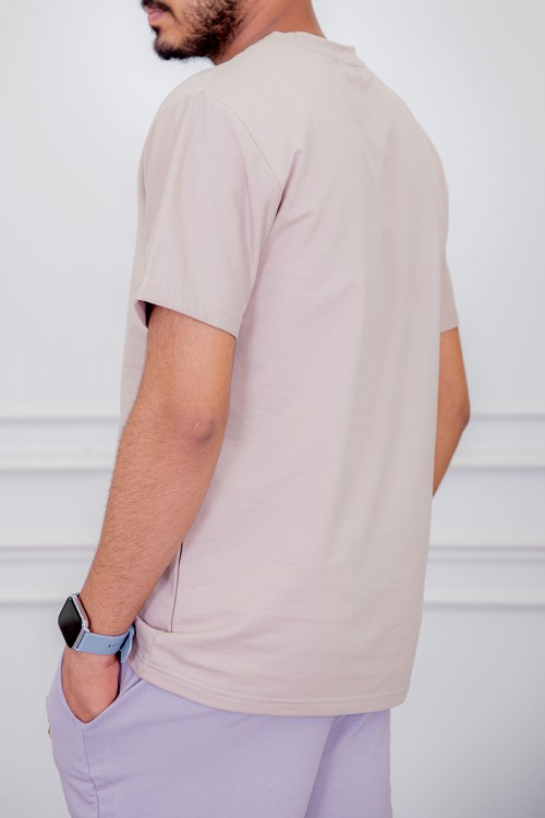 تيشيرت رجالي لون بيج مزين بكتابات و رسومات ملونة من الأمام