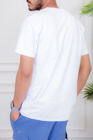 تيشيرت رجالي لون أبيض مزين بكتابات و رسومات ملونة من الأمام