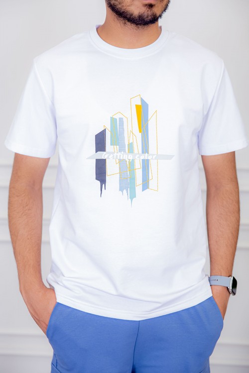 تيشيرت رجالي لون أبيض مزين بكتابات و رسومات ملونة من الأمام