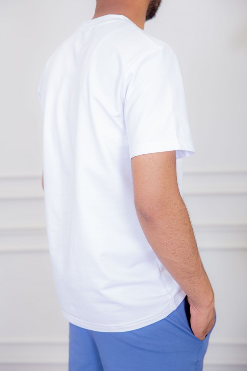 تيشيرت رجالي لون أبيض مزين بكتابات و رسومات ملونة من الأمام