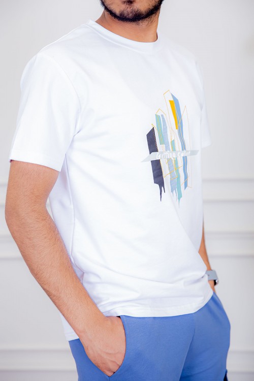 تيشيرت رجالي لون أبيض مزين بكتابات و رسومات ملونة من الأمام