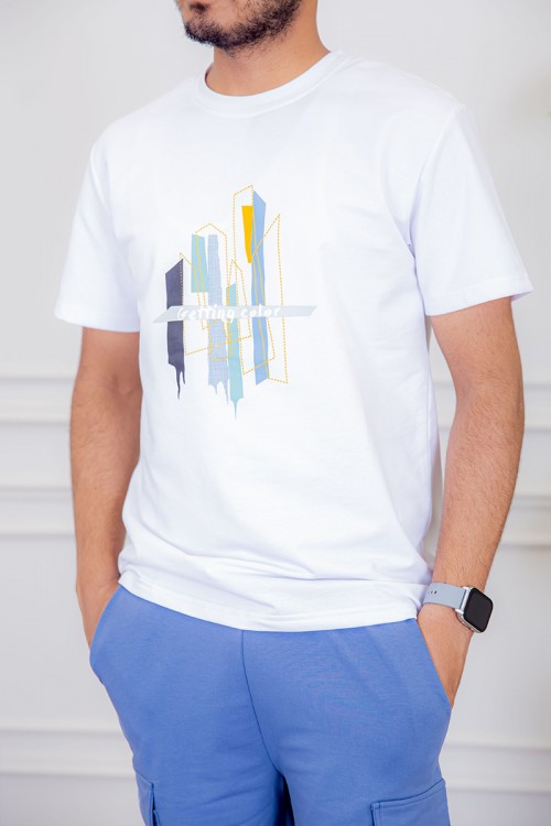 تيشيرت رجالي لون أبيض مزين بكتابات و رسومات ملونة من الأمام