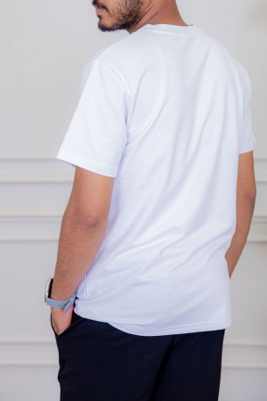 تيشيرت رجالي لون أبيض مزين بكتابات و رسومات ملونة من الأمام