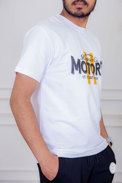 تيشيرت رجالي لون أبيض مزين بكتابات و رسومات ملونة من الأمام