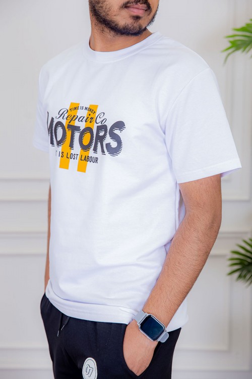 تيشيرت رجالي لون أبيض مزين بكتابات و رسومات ملونة من الأمام