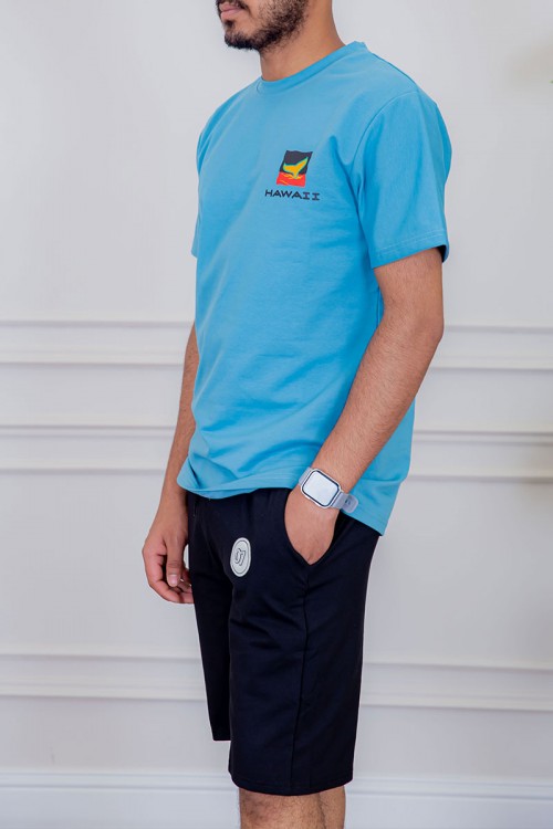 تيشيرت رجالي لون سماوي مزين بكتابات و رسومات ملونة من الأمام و الخلف