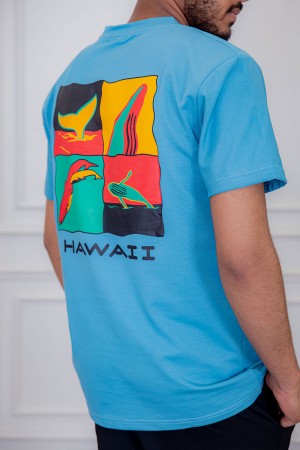 تيشيرت رجالي لون سماوي مزين بكتابات و رسومات ملونة من الأمام و الخلف