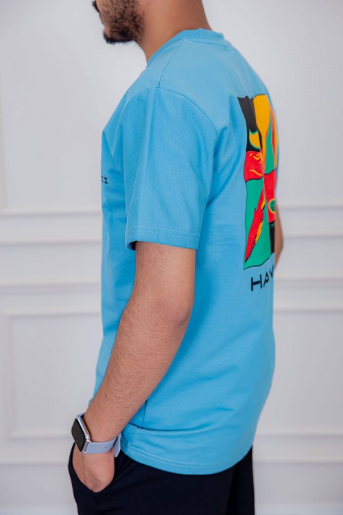 تيشيرت رجالي لون سماوي مزين بكتابات و رسومات ملونة من الأمام و الخلف