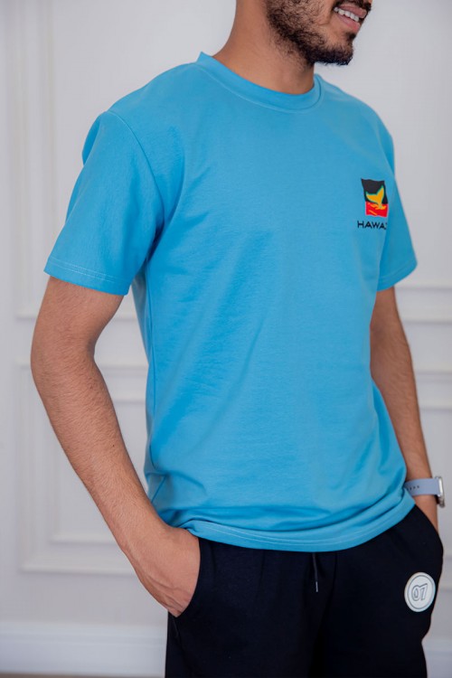 تيشيرت رجالي لون سماوي مزين بكتابات و رسومات ملونة من الأمام و الخلف