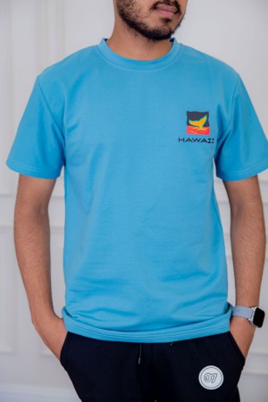 تيشيرت رجالي لون سماوي مزين بكتابات و رسومات ملونة من الأمام و الخلف