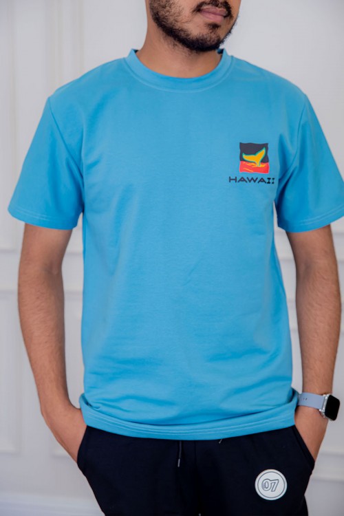 تيشيرت رجالي لون سماوي مزين بكتابات و رسومات ملونة من الأمام و الخلف