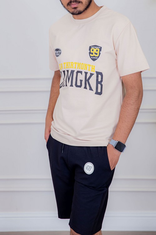 تيشيرت رجالي لون بيج مزين بكتابات و رسومات ملونة من الأمام