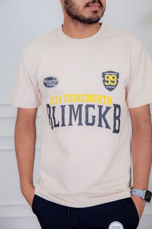 تيشيرت رجالي لون بيج مزين بكتابات و رسومات ملونة من الأمام