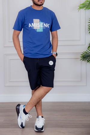 تيشيرت رجالي لون أزرق مزين بكتابات و رسومات ملونة من الأمام