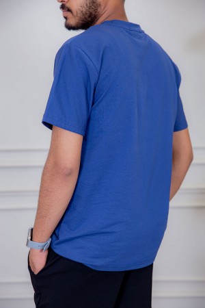 تيشيرت رجالي لون أزرق مزين بكتابات و رسومات ملونة من الأمام