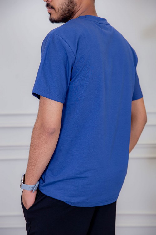 تيشيرت رجالي لون أزرق مزين بكتابات و رسومات ملونة من الأمام