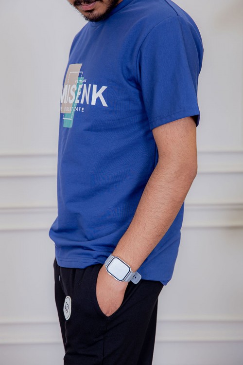 تيشيرت رجالي لون أزرق مزين بكتابات و رسومات ملونة من الأمام