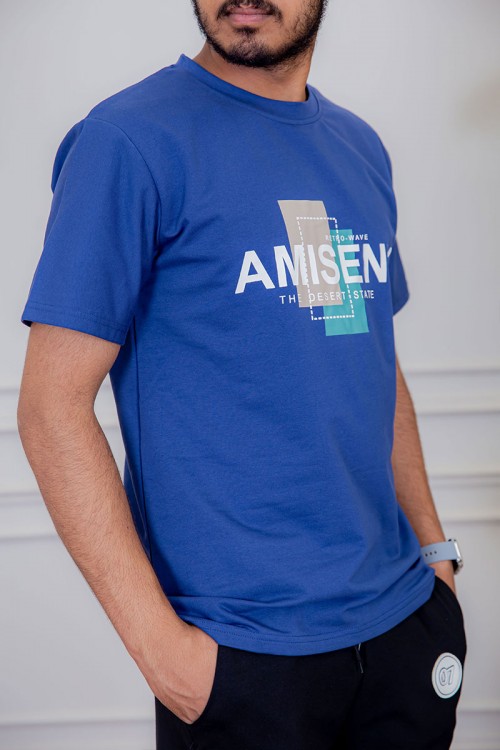 تيشيرت رجالي لون أزرق مزين بكتابات و رسومات ملونة من الأمام