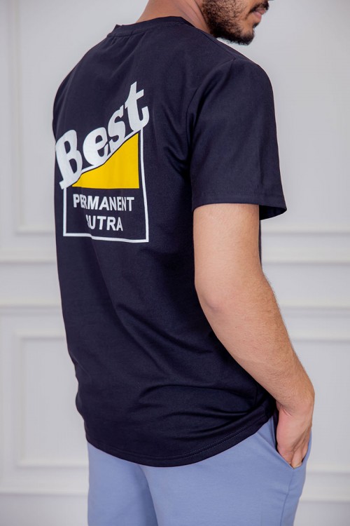 تيشيرت رجالي لون أسود مزين بكتابات و رسومات ملونة من الأمام