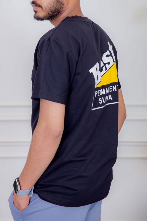 تيشيرت رجالي لون أسود مزين بكتابات و رسومات ملونة من الأمام