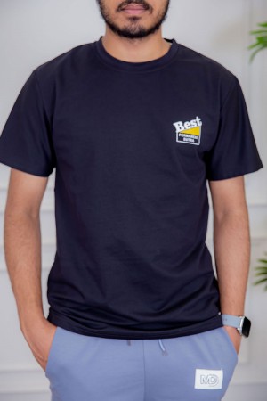 تيشيرت رجالي لون أسود مزين بكتابات و رسومات ملونة من الأمام