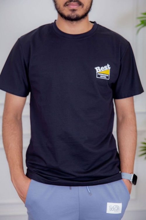 تيشيرت رجالي لون أسود مزين بكتابات و رسومات ملونة من الأمام