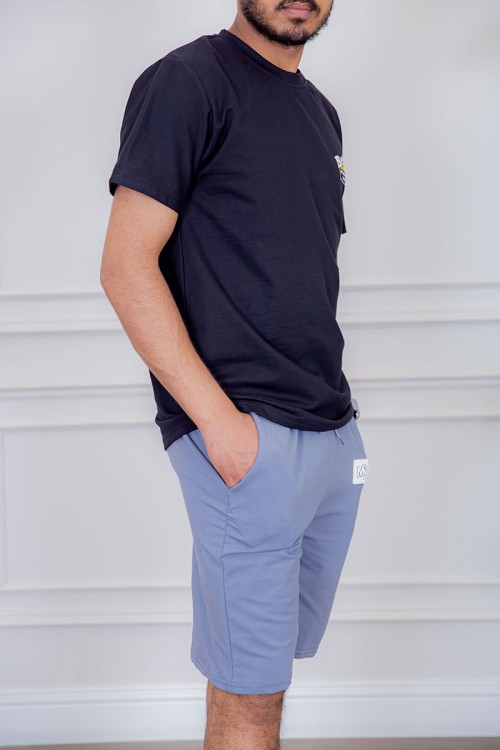 تيشيرت رجالي لون أسود مزين بكتابات و رسومات ملونة من الأمام