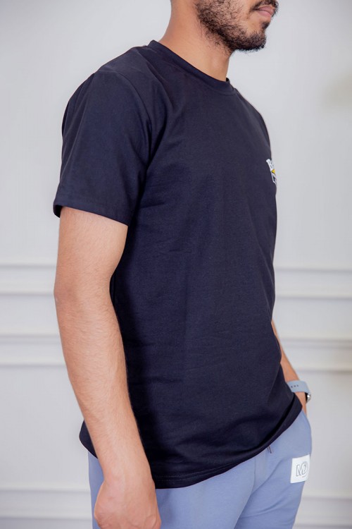 تيشيرت رجالي لون أسود مزين بكتابات و رسومات ملونة من الأمام