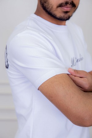 تيشيرت رجالي لون أبيض مزين بكتابات و رسومات ملونة من الأمام