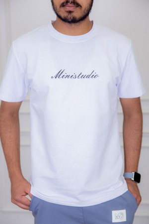 تيشيرت رجالي لون أبيض مزين بكتابات و رسومات ملونة من الأمام