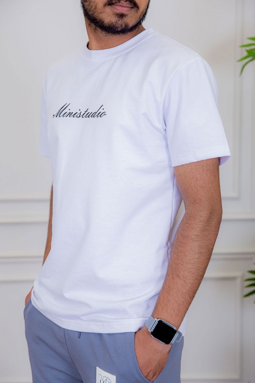 تيشيرت رجالي لون أبيض مزين بكتابات و رسومات ملونة من الأمام