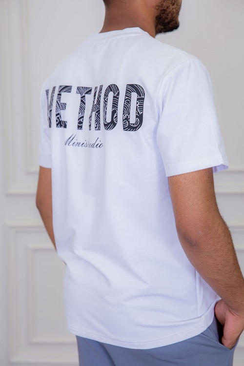 تيشيرت رجالي لون أبيض مزين بكتابات و رسومات ملونة من الأمام