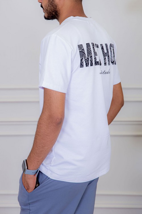 تيشيرت رجالي لون أبيض مزين بكتابات و رسومات ملونة من الأمام