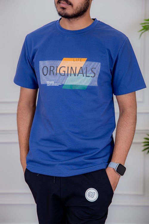 تيشيرت رجالي لون أزرق مزين بكتابات و رسومات ملونة من الأمام