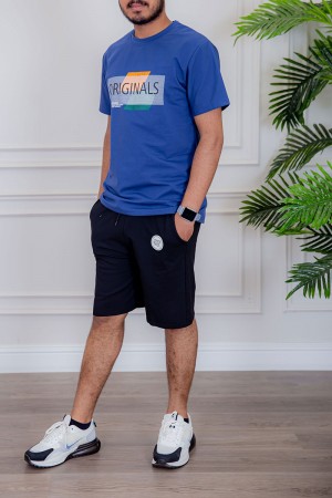 تيشيرت رجالي لون أزرق مزين بكتابات و رسومات ملونة من الأمام