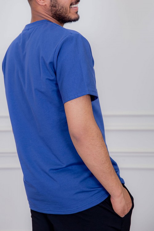 تيشيرت رجالي لون أزرق مزين بكتابات و رسومات ملونة من الأمام