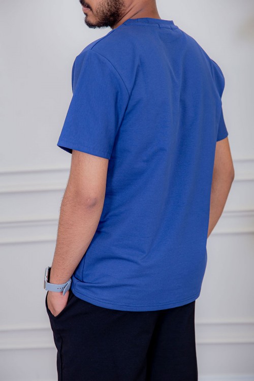 تيشيرت رجالي لون أزرق مزين بكتابات و رسومات ملونة من الأمام