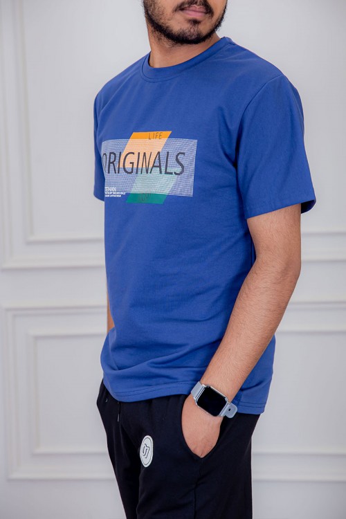 تيشيرت رجالي لون أزرق مزين بكتابات و رسومات ملونة من الأمام