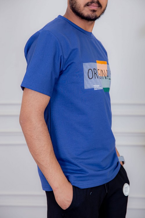 تيشيرت رجالي لون أزرق مزين بكتابات و رسومات ملونة من الأمام