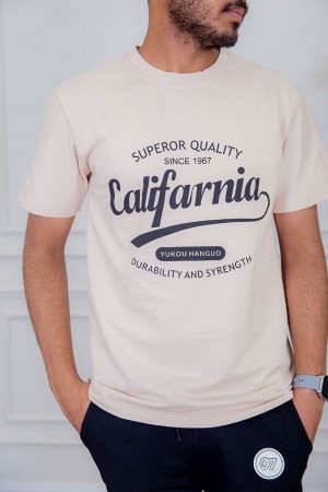 تيشيرت رجالي لون بيج مزين بكتابات من الأمام