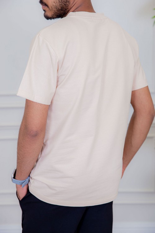 تيشيرت رجالي لون بيج مزين بكتابات من الأمام