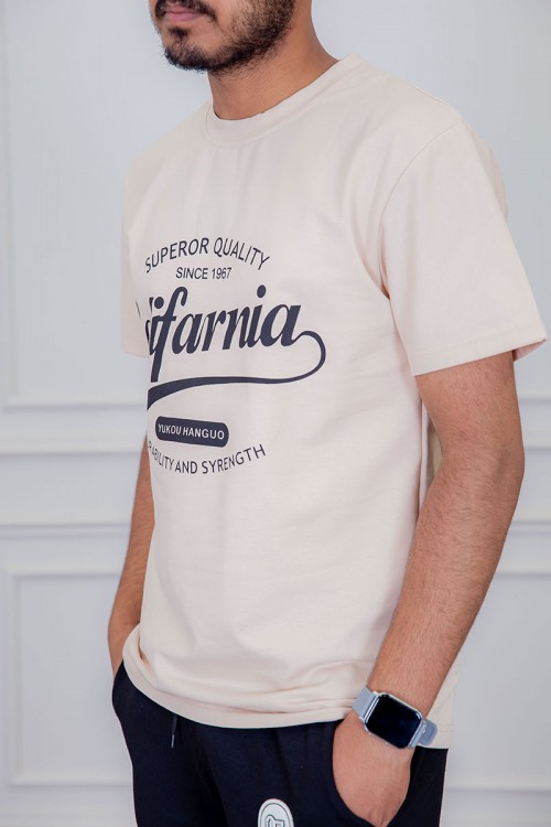 تيشيرت رجالي لون بيج مزين بكتابات من الأمام