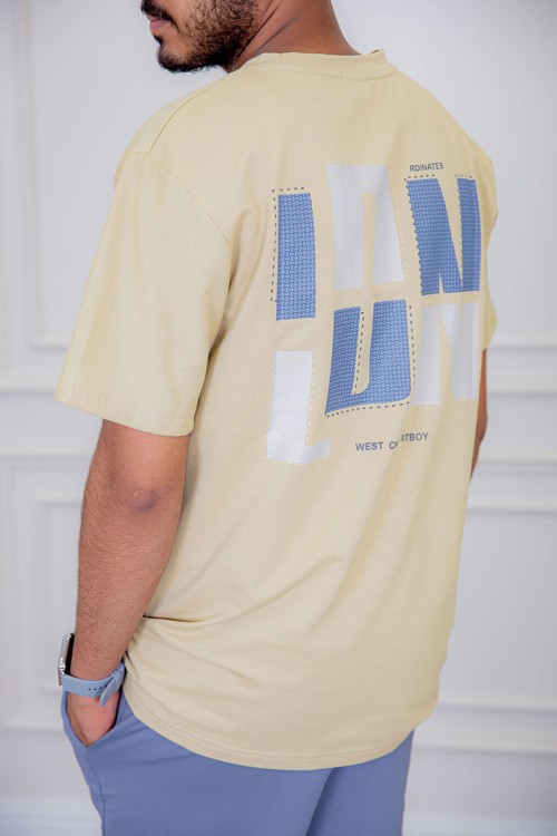 تيشيرت رجالي لون بيج مزين بكتابات من الأمام و الخلف