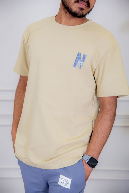 تيشيرت رجالي لون بيج مزين بكتابات من الأمام و الخلف